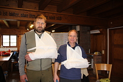 Das Bild zeigt die Referent der Fortbildung "Outdoor-Erste-Hilfe" in einem Raum mit verbundenen linken Armen in einer Armschlinge.