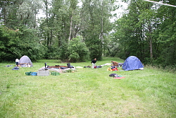 Das Bild zeigt Jungen auf dem Zelt-Platz auf einer Wiese bei den Kanu-Abenteuer-Tagen.