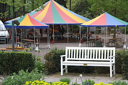 Das Bild zeigt die zu mietenden Pavillons mit ihrem bunten Zirkuszelt-Dach.