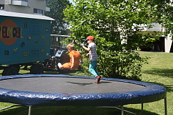 Das Bild zeigt zwei Jungen, die bei einer Spielmobil-Aktion des Kinder- und Jugendbüros auf einem runden Trampolin springen.